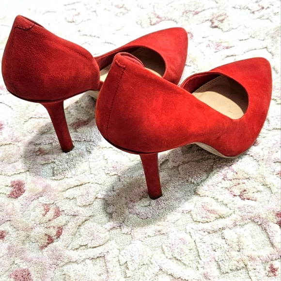 🌟BCBG Like New Red Suede Stiletto Close Toe Pointed Heels🌟 - Picture 4 of 9